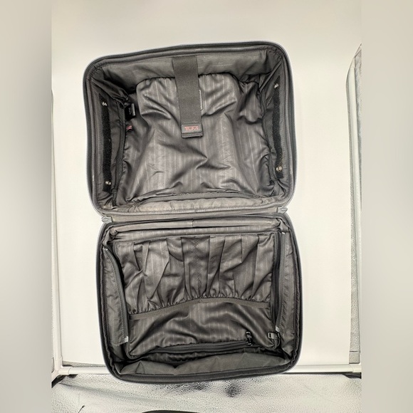 Tumi Alpha 26124DH Rolling Carry On Luggage , Laptop Briefcase Ballistic - Picture 3 of 12